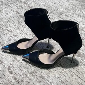 Sexy Angel Wing Black Pointy Heels Size6 Color Black and Silver Tip